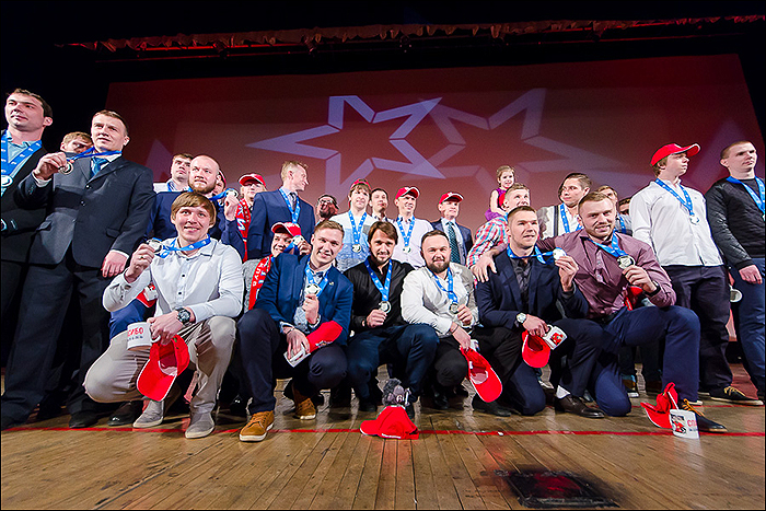 Награждение "Ижстали" серебряными медалями